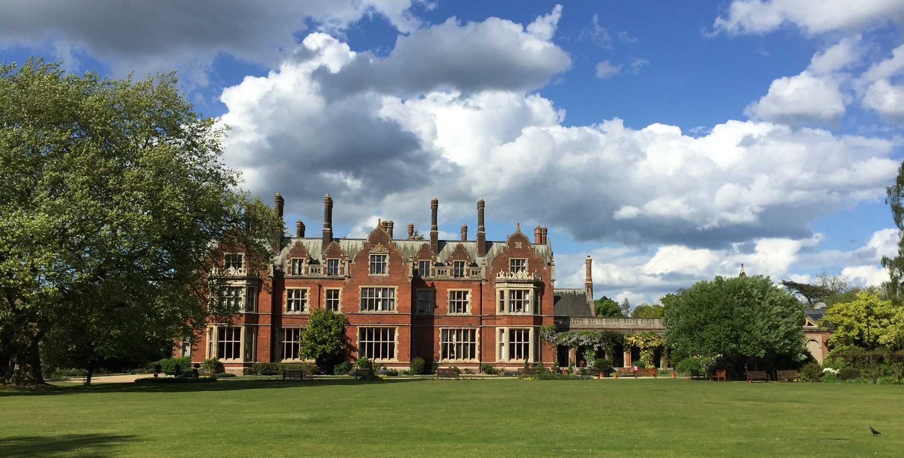 Het Arthur Findlay College met de tuin op de voorgrond